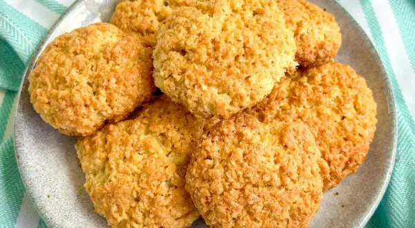 Goldbraune Haferflocken Kokos Kekse auf einem Teller, bereit zum Genießen.