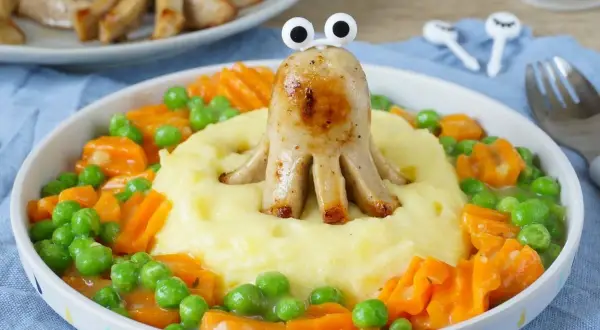 Ein Würstchen-Oktopus mit Kartoffelbrei, Erbsen und Karotten – so etwas essen Kinder gerne!
