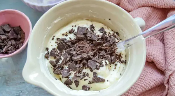 Cremige Masse mit Schokoladenstückchen, bereit für das Herrencreme Rezept.