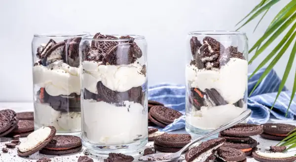 Cremiges Oreo Tiramisu in Gläsern geschichtet, mit ganzen und zerbrochenen Keksen garniert. Ein süßer Genuss!