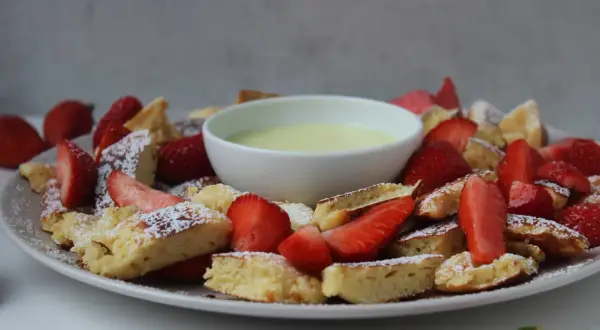 Leckerer Protein Kaiserschmarrn mit frischen Erdbeeren und Vanillesauce. Ein Genuss für Sportler!