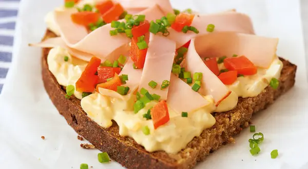 Herzhaft belegtes Brot mit Mayonnaise, Putenbrust, Paprika und Schnittlauch. Ein herzhafter Genuss, der an ein deftiges French Toast erinnert.