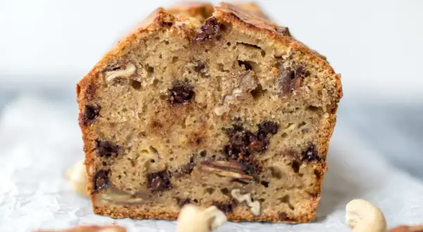Ein saftiges Bananenbrot mit Schokoladenstückchen und Nüssen, perfekt für den Kaffeetisch.