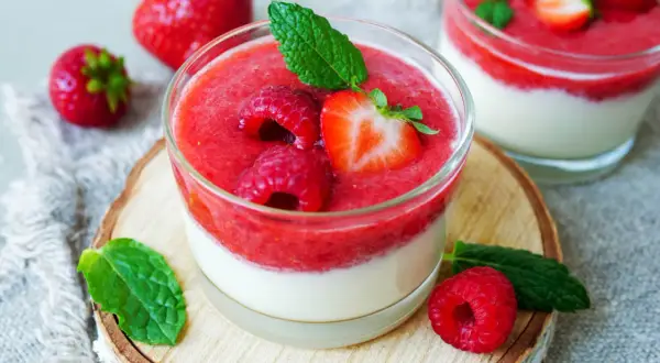 Erfrischendes Joghurtbombe Rezept: Cremiger Joghurt mit fruchtigem Erdbeerpüree, garniert mit frischen Beeren und Minze. Ein Genuss!