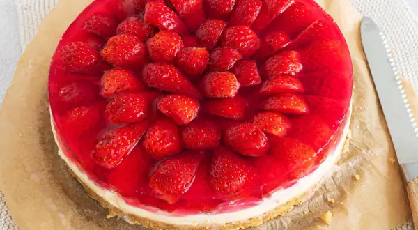 Ein köstlicher Erdbeerkuchen mit frischen Erdbeeren und rotem Tortenguss. Perfekt für jedes Erdbeerkuchen Rezept.