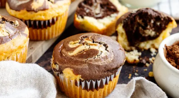 Leckere Marmor Muffins, perfekt für ein schnelles Marmor Muffins Rezept. Saftig und schokoladig.