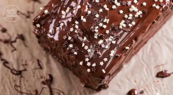 Ein köstlicher schoko kuchen mit glänzender Glasur und kleinen Sternen-Streuseln. Perfekt für jeden Anlass, der Glück bringt.