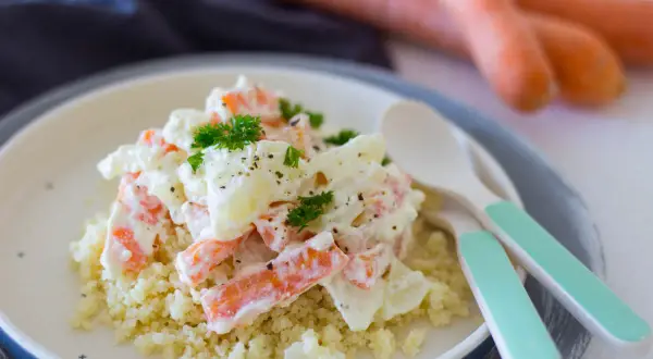 Couscous mit Karotten-Kartoffel-Salat, cremig und mit Petersilie garniert. Perfekt für couscous baby!