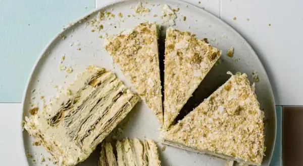 Schichten von knusprigem Teig und cremiger Füllung machen diesen Napoleon Kuchen zu einem Genuss.