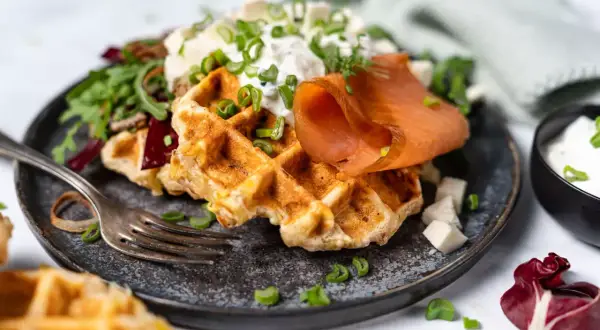 Herzhafte Waffeln mit Räucherlachs, Frischkäse und Schnittlauch. Ein köstliches Gericht, das Lust auf mehr macht.
