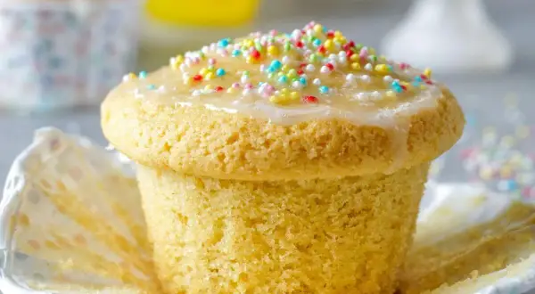 Ein leckerer Muffin mit Zuckerguss und bunten Streuseln, perfekt für ein Muffins Rezept Kinder.