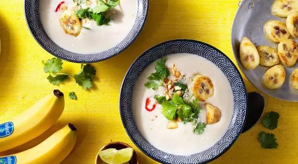 Cremige Suppe mit karamellisierten Bananen, Koriander und Nüssen. Schnelle Rezepte mit Bananen sind perfekt für ein leichtes Mittagessen.