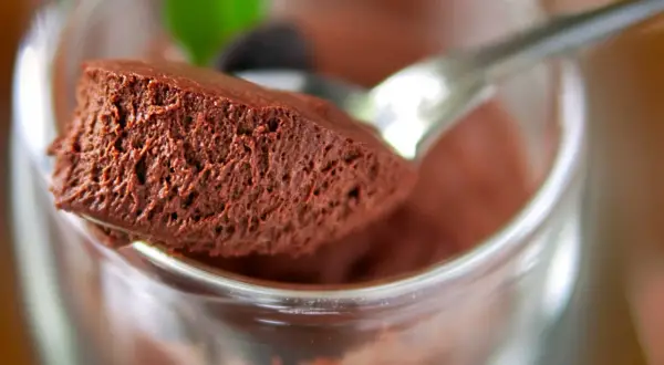 Luftige Mousse au Chocolat, perfekt für Ihr nächstes Dessert. Dieses mousse au chocolat rezept ist einfach und köstlich.