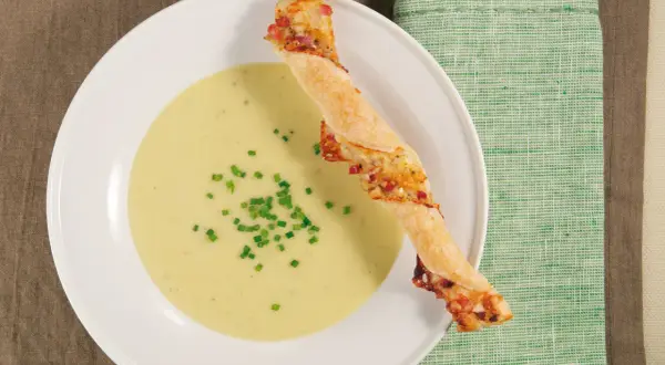 Cremige Lauchsuppe mit Schnittlauch und einem herzhaften Käse-Speck-Brotstangerl. Ein tolles Rezept für Lauchcremesuppe!