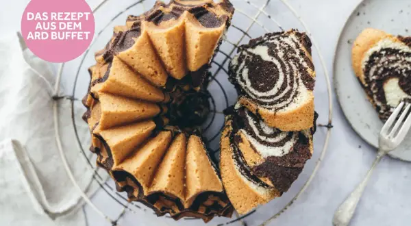 Ein köstlicher Zebrakuchen, perfekt für das nächste Kaffeekränzchen. Dieses Zebrakuchen Rezept ist ein Klassiker.