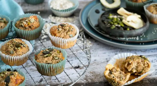 Saftige Muffins mit Kernen und Samen, perfekt für einen proteinreichen Snack. Diese Muffins mit Proteinpulver sind eine gesunde Leckerei.
