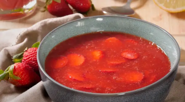 Erfrischende Erdbeer-Kaltschale, ein leichtes Rezept für heiße Tage. Frische Erdbeeren und ein Hauch Zitrone.