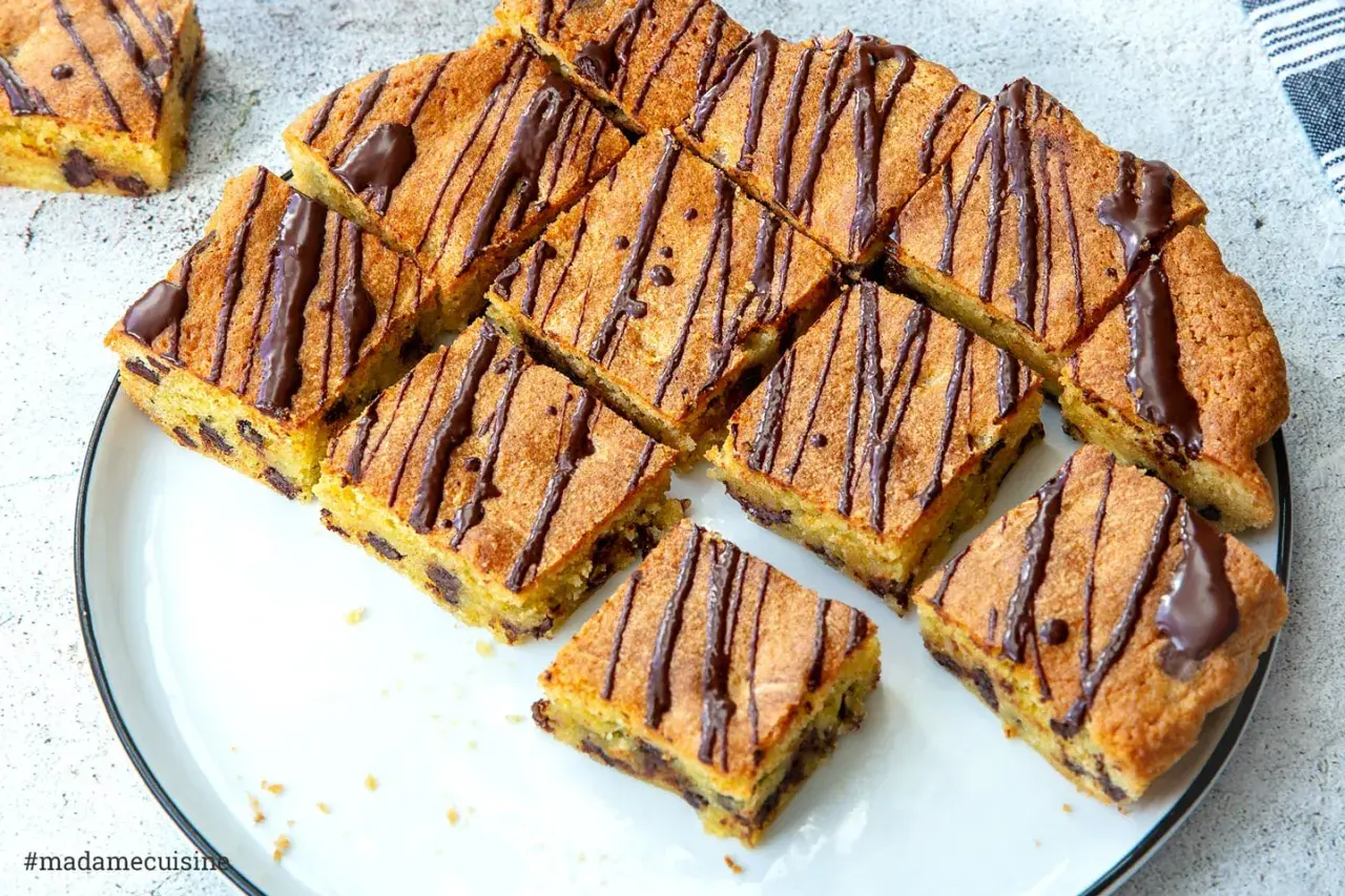 Saftige Blondies mit Schokostückchen, verziert mit Schokoladenglasur. Ein köstliches Rezept für Blondies, das jeden begeistert.