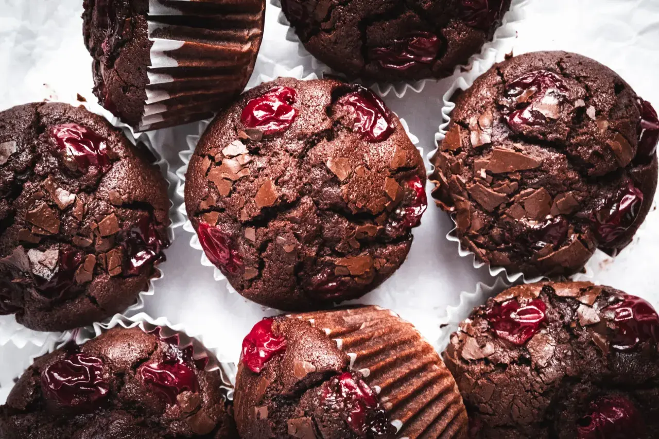 Schoko Kirsch Muffins mit saftigen Kirschen und Schokoladenstückchen, bereit zum Genießen.