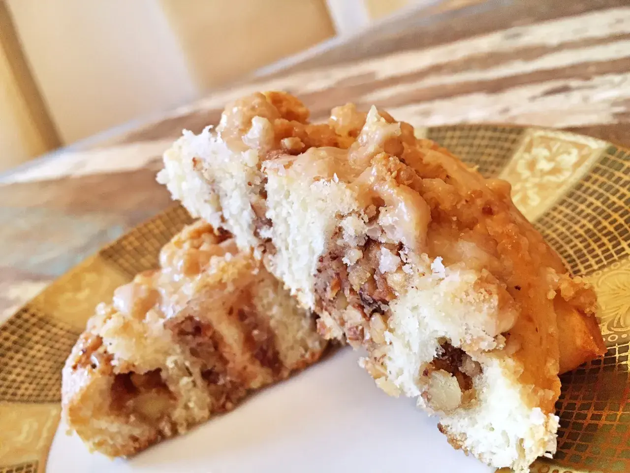 Zwei saftige Nussschnecken mit Zuckerguss und Nüssen, bereit zum Genießen. Ein tolles Nussschnecken Rezept!