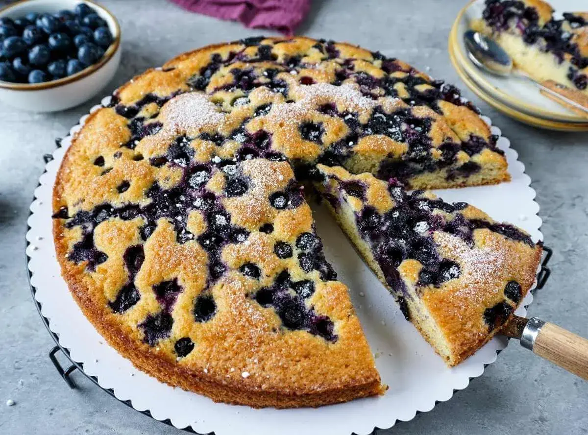 Saftiger Blaubeerkuchen, perfekt für einfache obstkuchen rezepte. Mit Puderzucker bestäubt und bereit zum Genießen.