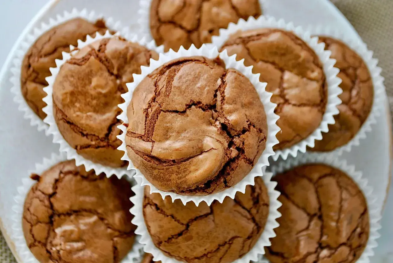 Saftige brownie muffins mit knuspriger Kruste, perfekt für den süßen Genuss.
