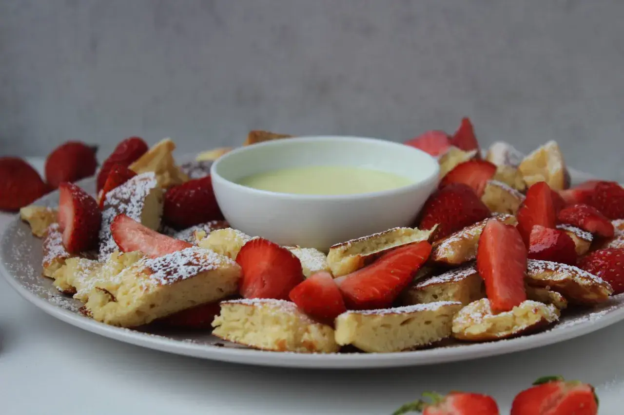 Leckerer Protein Kaiserschmarrn mit frischen Erdbeeren und Vanillesauce. Ein Genuss für Sportler!