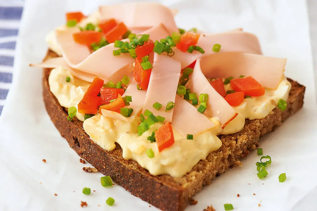 Herzhaft belegtes Brot mit Mayonnaise, Putenbrust, Paprika und Schnittlauch. Ein herzhafter Genuss, der an ein deftiges French Toast erinnert.