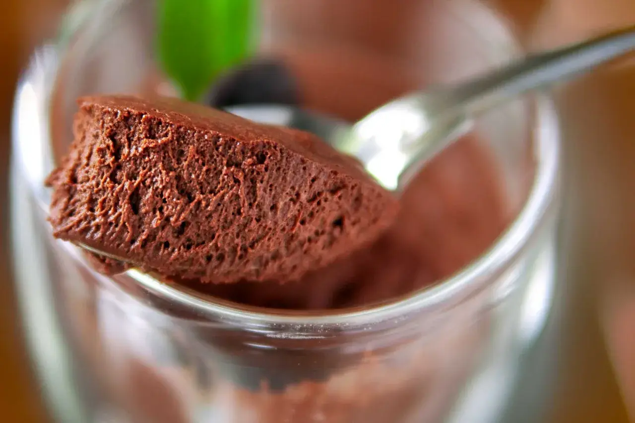 Luftige Mousse au Chocolat, perfekt für Ihr nächstes Dessert. Dieses mousse au chocolat rezept ist einfach und köstlich.