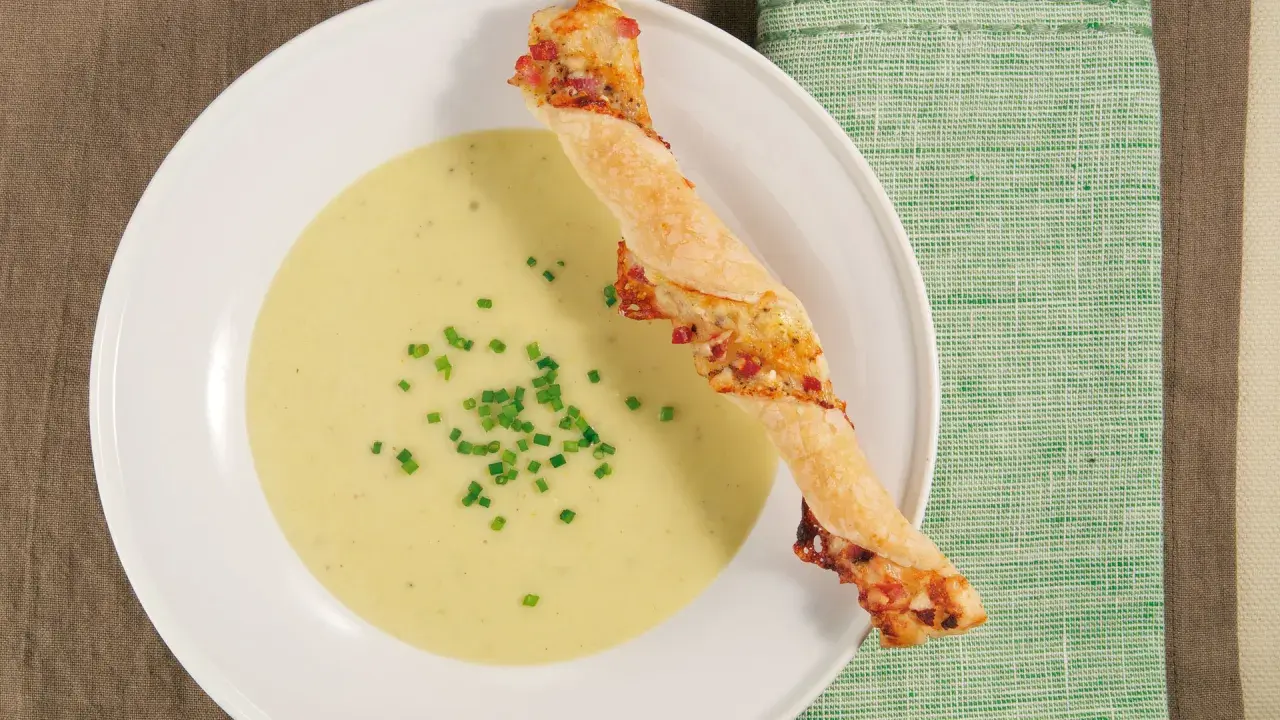 Cremige Lauchsuppe mit Schnittlauch und einem herzhaften Käse-Speck-Brotstangerl. Ein tolles Rezept für Lauchcremesuppe!