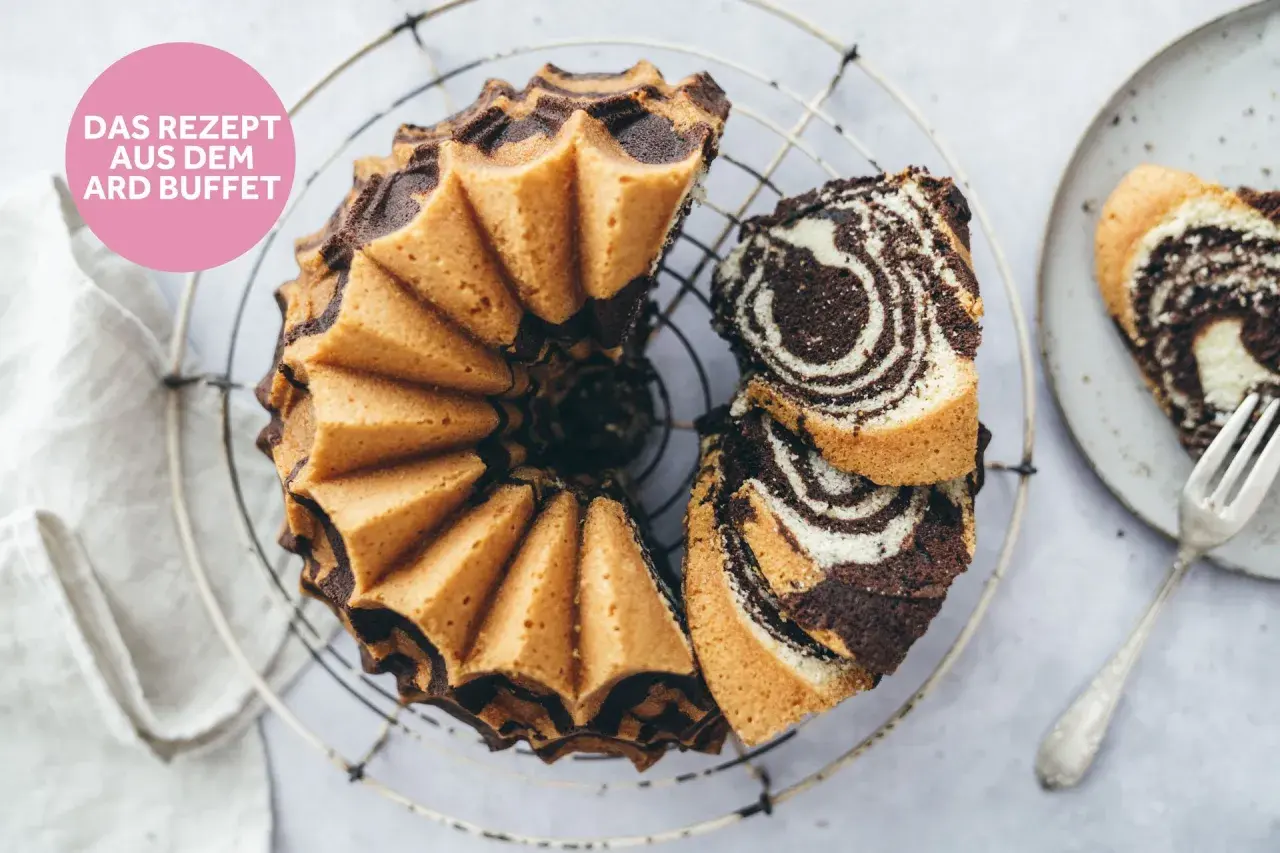 Ein köstlicher Zebrakuchen, perfekt für das nächste Kaffeekränzchen. Dieses Zebrakuchen Rezept ist ein Klassiker.