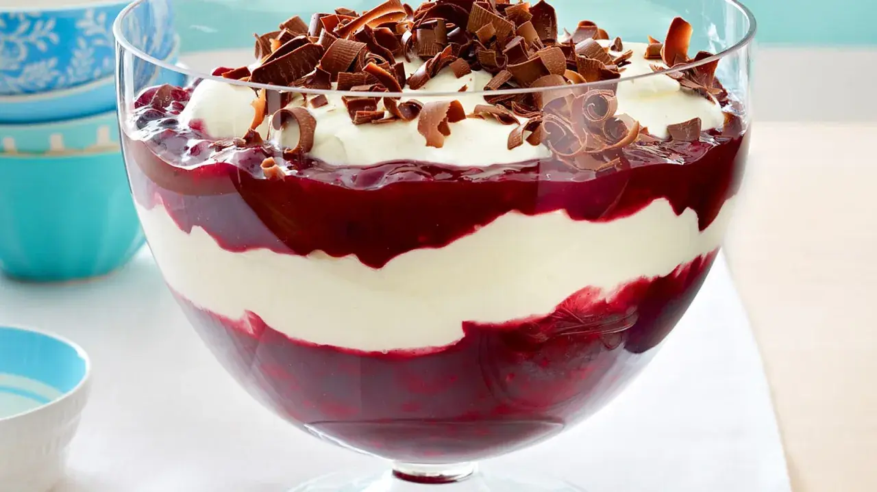 Schichtdessert mit Kirschen und cremiger Mascarpone-Füllung, garniert mit Schokostreuseln. Ein Traum!