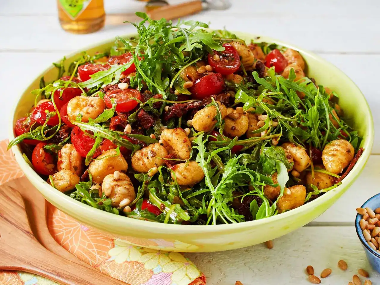 Herzhafter Gnocchi Salat mit Rucola, Kirschtomaten und Pinienkernen. Ein köstliches Gericht für jede Gelegenheit.