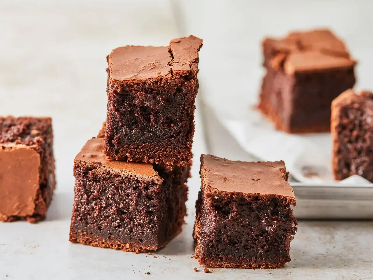 Saftige Brownies, perfekt für jedes brownie rezept. Dunkelbraun, mit feiner Kruste und cremigem Inneren.