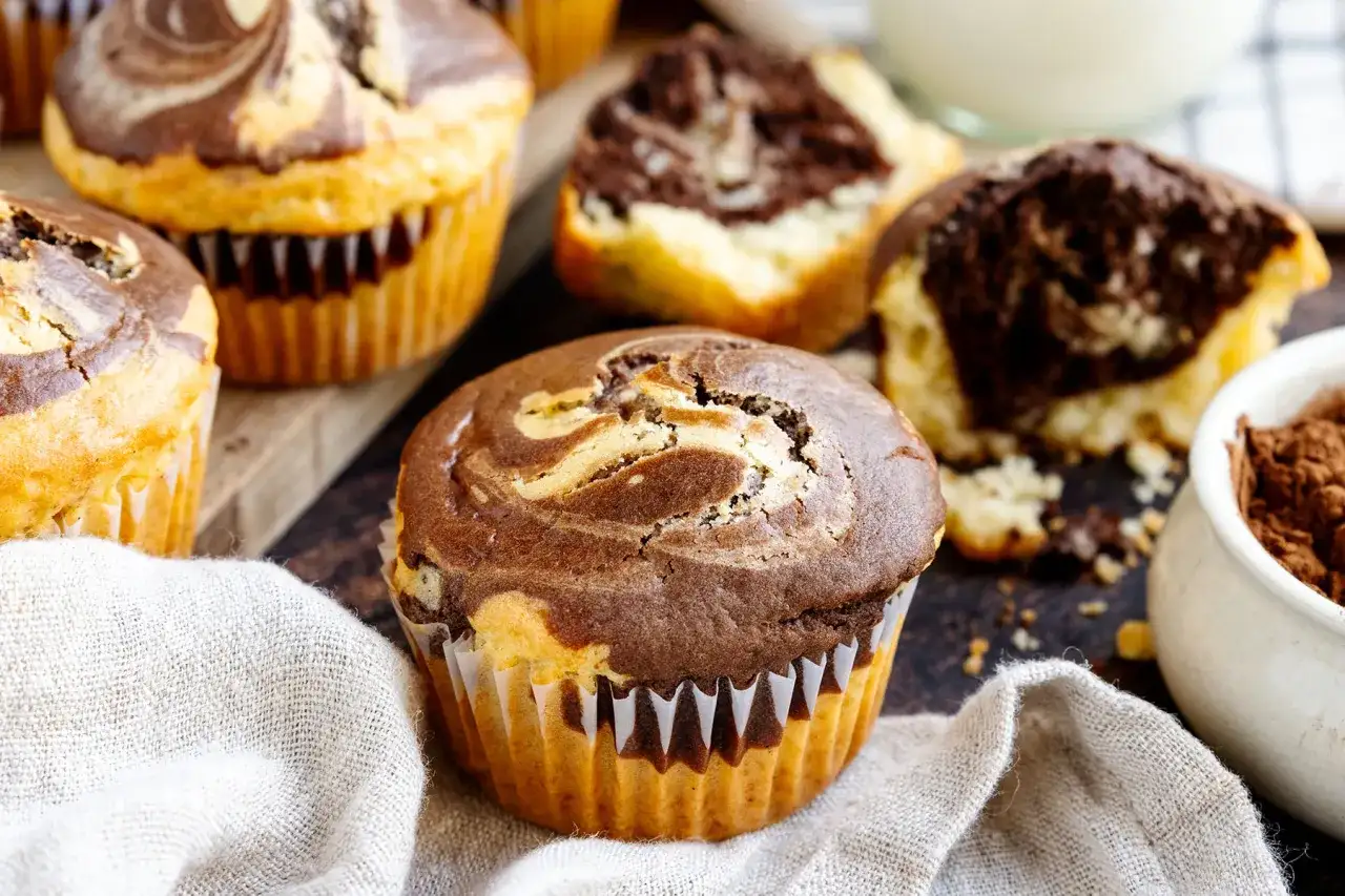 Leckere Marmor Muffins, perfekt für ein schnelles Marmor Muffins Rezept. Saftig und schokoladig.