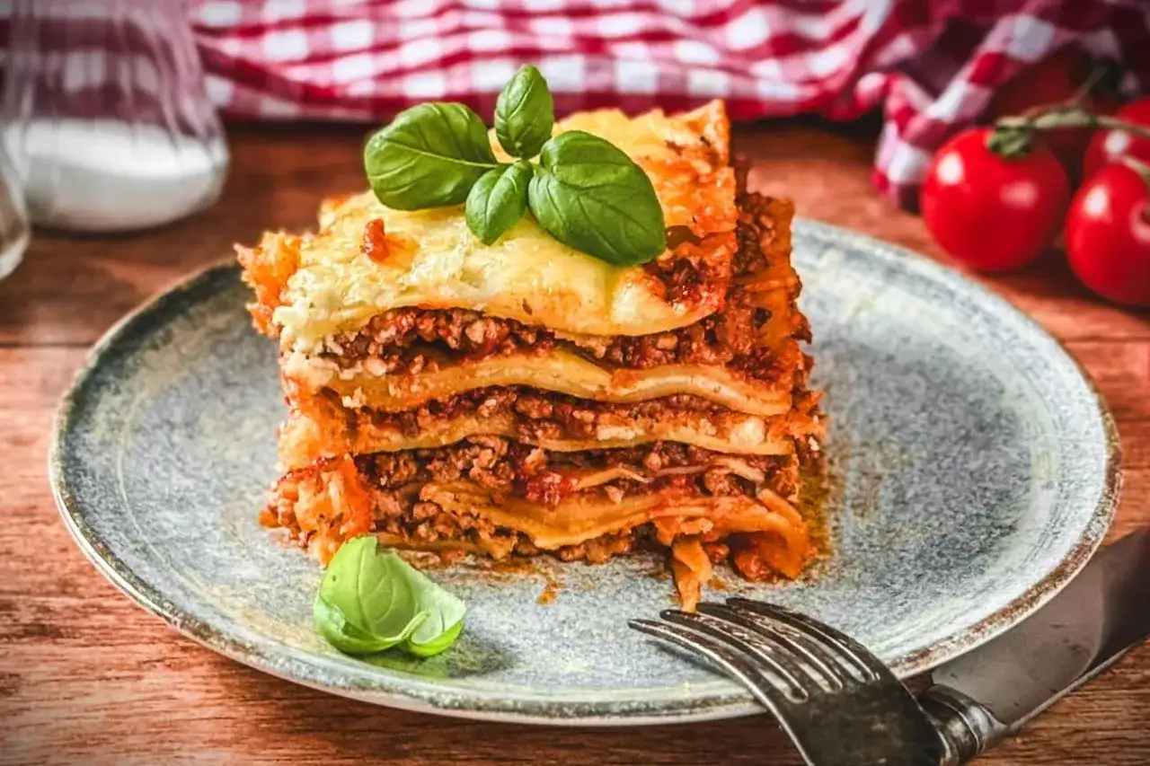 Ein saftiges Stück Lasagne, perfekt geschichtet, mit Hackfleisch und Käse. Dieses Lasagne Rezept sieht köstlich aus!