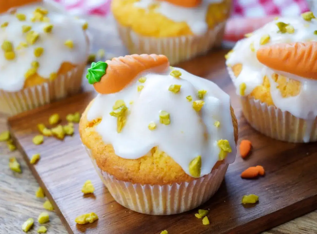 Mini Muffins mit Zuckerguss und Marzipan-Karotten. Ein s&uuml;&szlig;es Rezept f&uuml;r kleine Leckereien.