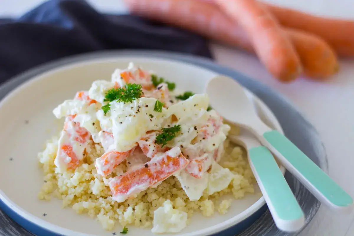 Couscous mit cremigem Karotten-Kartoffel-Salat, garniert mit Petersilie. Perfekt f&uuml;r couscous baby!
