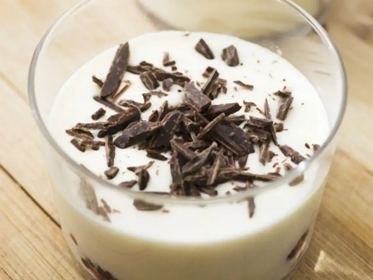 Cremiges Dessert im Glas, garniert mit dunklen Schokost&uuml;ckchen. Ein einfaches Herrencreme Rezept zum Genie&szlig;en.