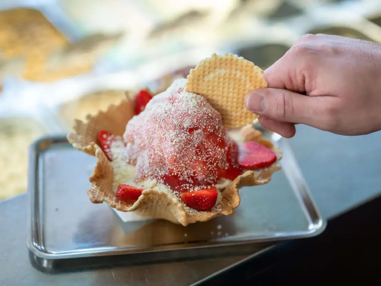 Ein Hauch von Waffel kr&ouml;nt das leckere Spaghetti-Eis mit Erdbeeren und wei&szlig;er Schokolade.