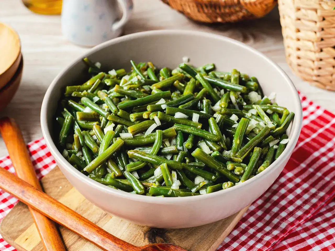 Frischer Bohnensalat mit Zwiebeln, ein einfaches und leckeres Rezept für jede Gelegenheit.