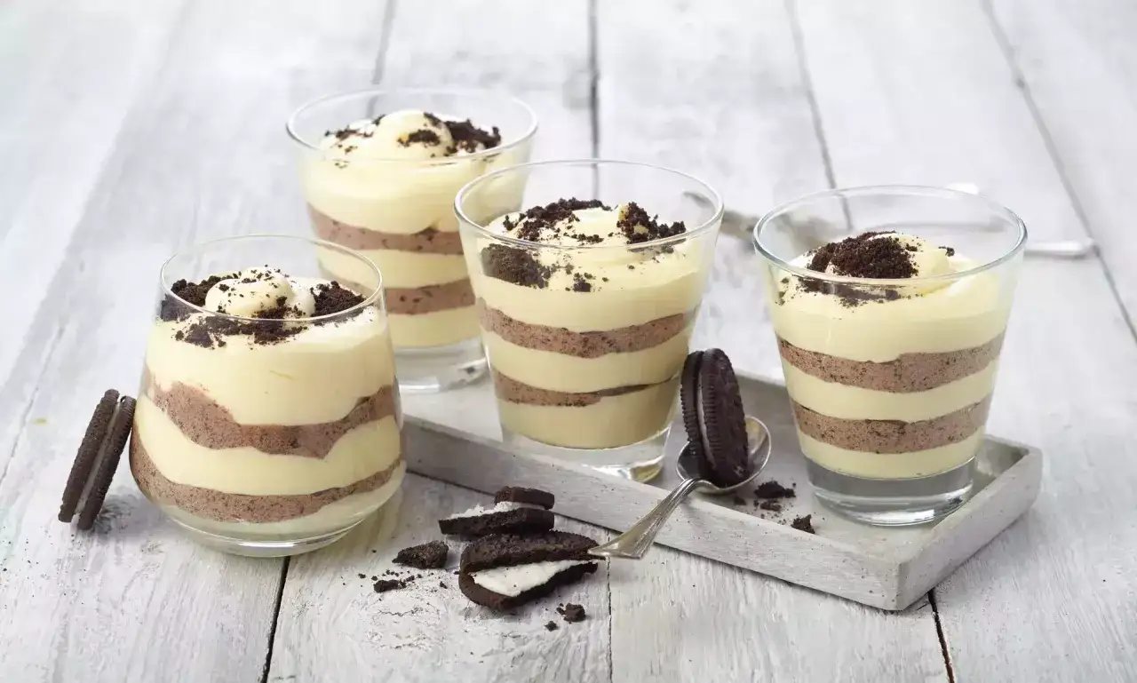 Schichtdessert im Glas: Cremiges Oreo Tiramisu mit dunklen Keksst&uuml;ckchen und wei&szlig;er Creme.