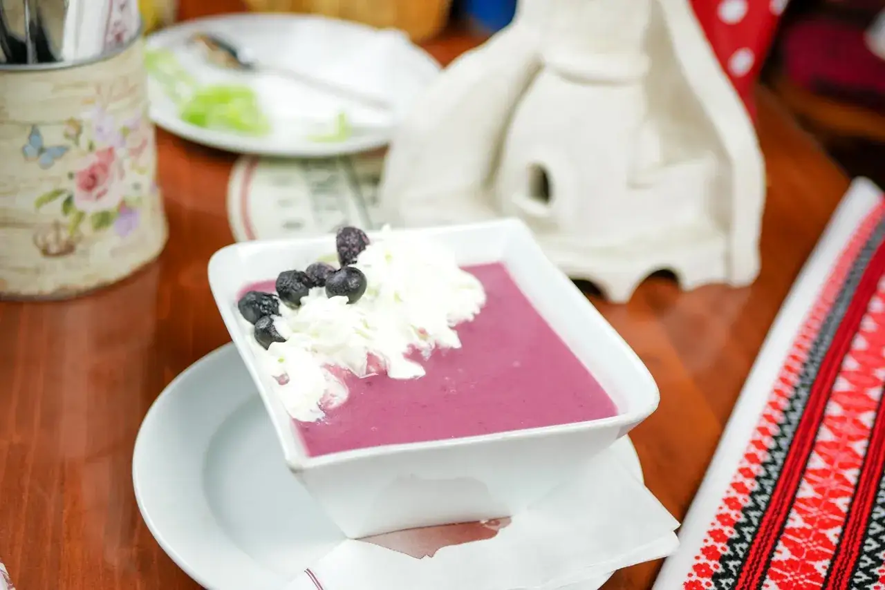 Erfrischende Kaltschale mit Beeren und Sahne, ein k&ouml;stliches Rezept f&uuml;r hei&szlig;e Tage.