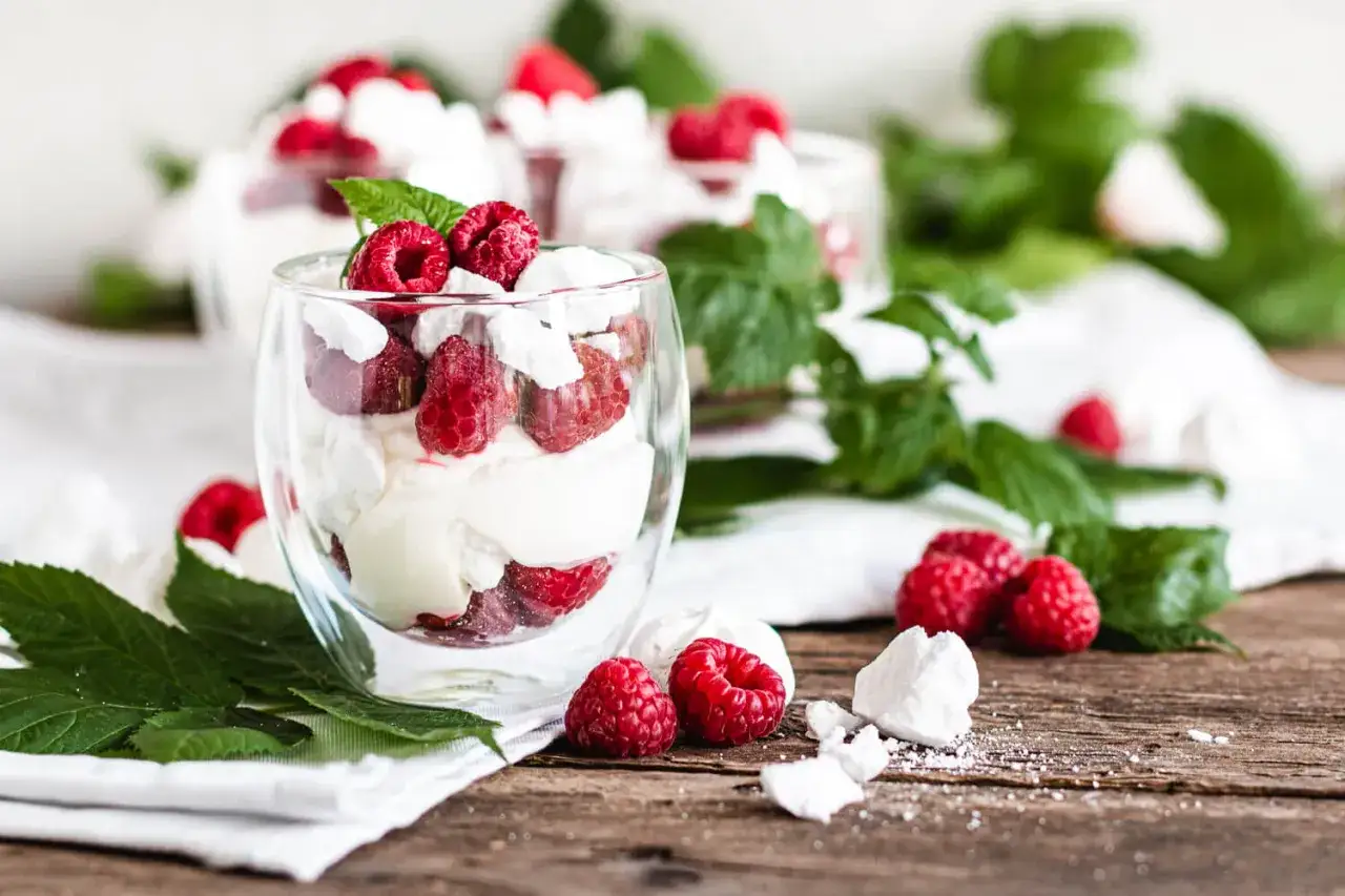 Himbeer Baiser Dessert im Glas: cremige Schicht, frische Himbeeren und zarte Baiser-Stücke. Ein leichter Genuss.