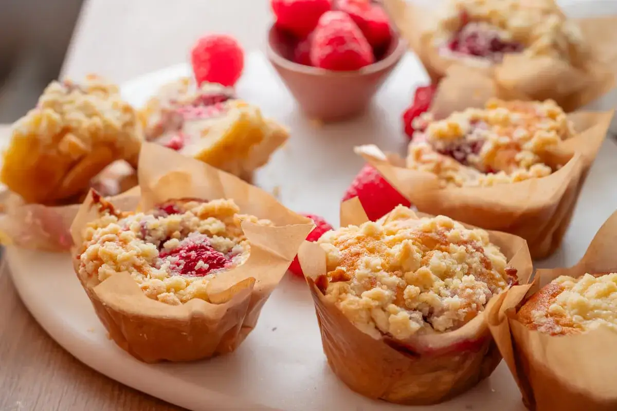 Himbeermuffins mit Streuseln, ein köstliches Rezept für süße Leckereien.