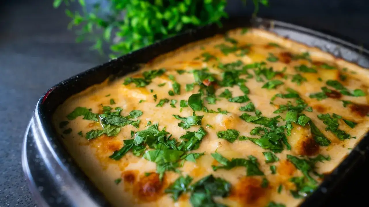 Cremiges Kartoffelgratin mit Petersilie, perfekt f&uuml;r ein einfaches kartoffelgratin rezept.