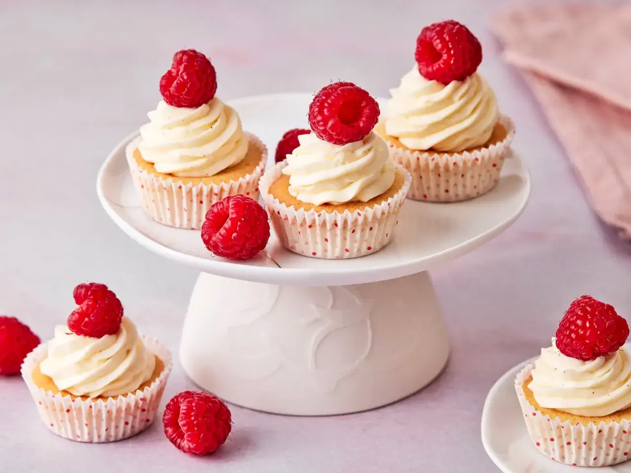 Leckere Cupcakes mit Vanillecreme und frischen Himbeeren. Ein einfaches Cupcake Rezept f&uuml;r jeden Anlass.