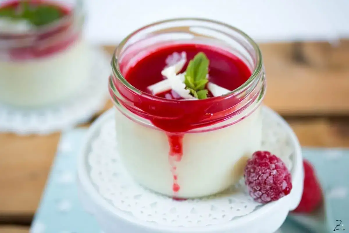 Panna Cotta im Glas, mit Himbeerso&szlig;e und Minze garniert. Perfekt zubereitet mit dem Thermomix.