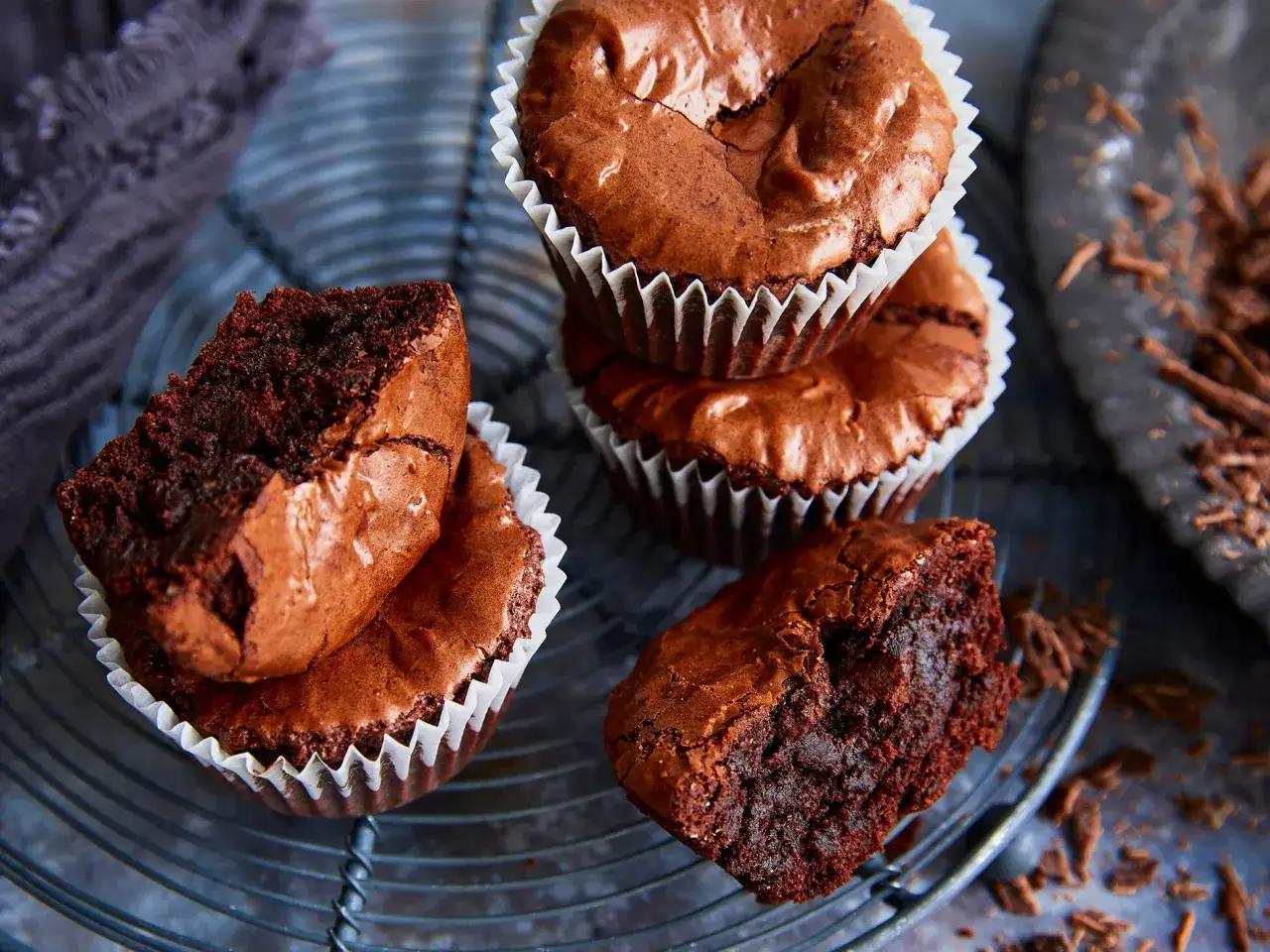 Saftige brownie muffins, einer davon aufgeschnitten, zeigen ihre dunkle, schokoladige Mitte.