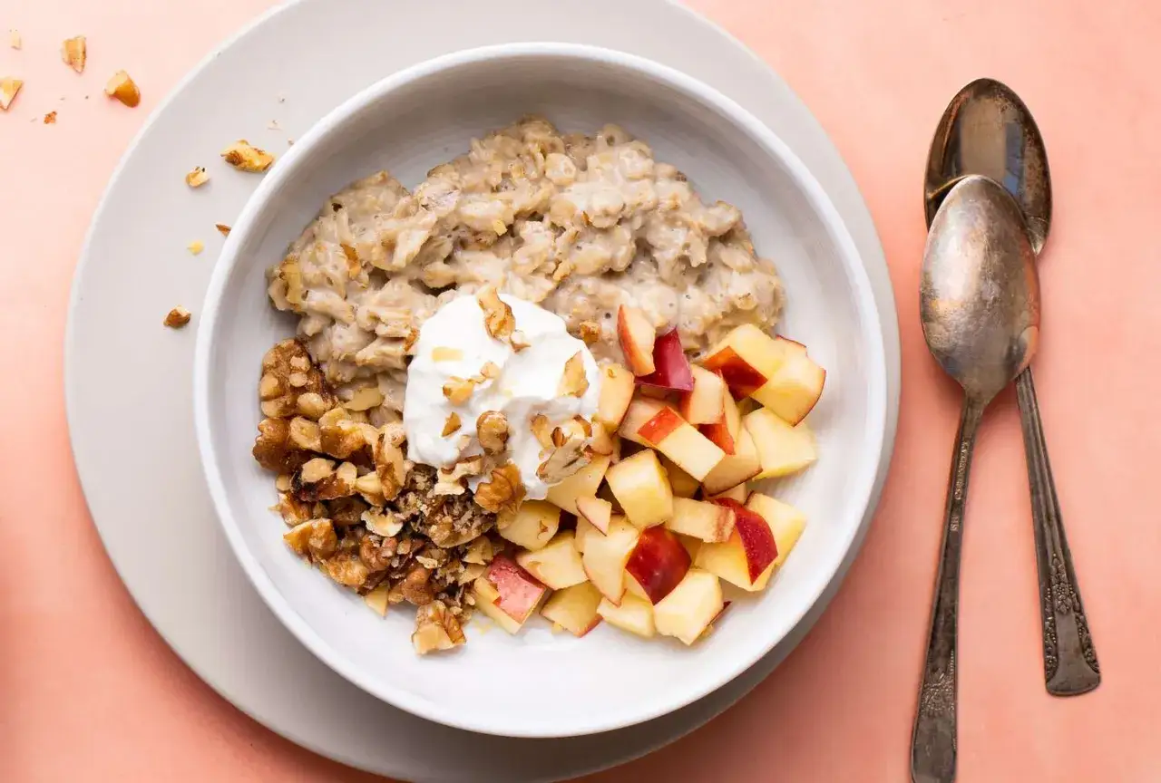 Sch&uuml;ssel mit Haferflocken, Joghurt, &Auml;pfeln und Waln&uuml;ssen. Perfekt f&uuml;r schnelle instant oats rezepte.